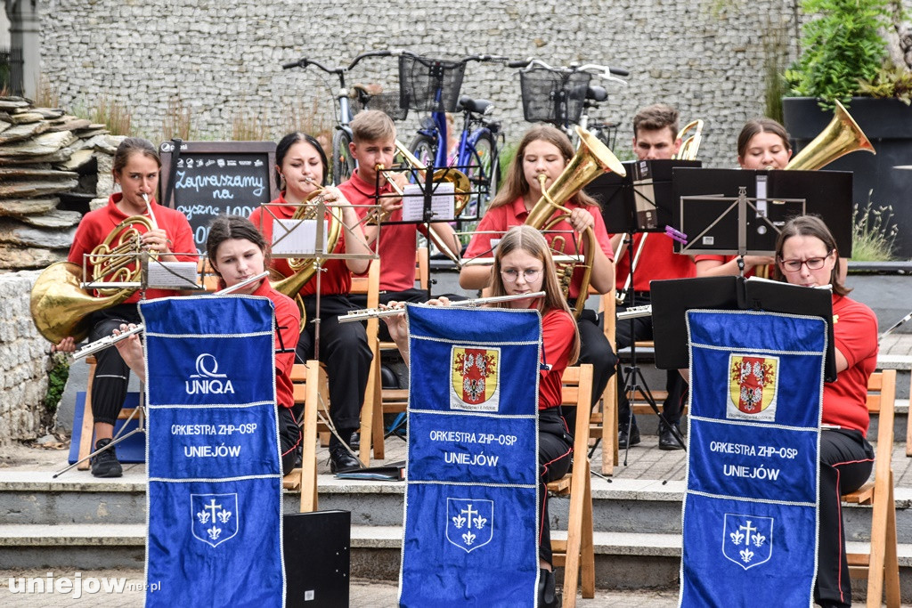 Uniejowska orkiestra zagrała przy Termach