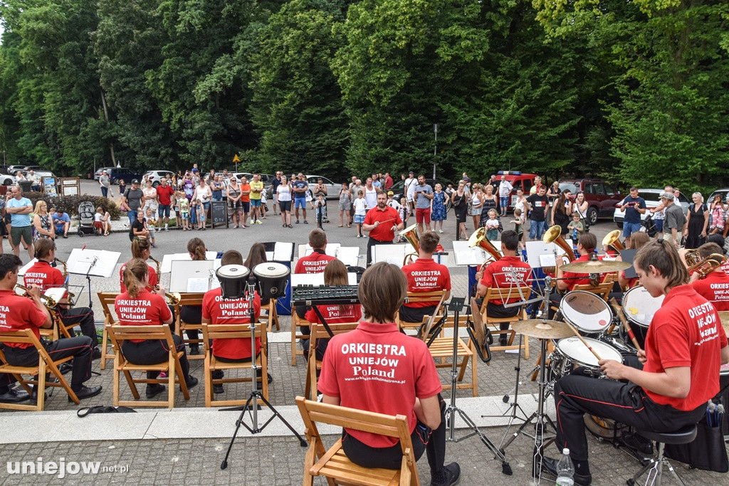 Uniejowska orkiestra zagrała przy Termach