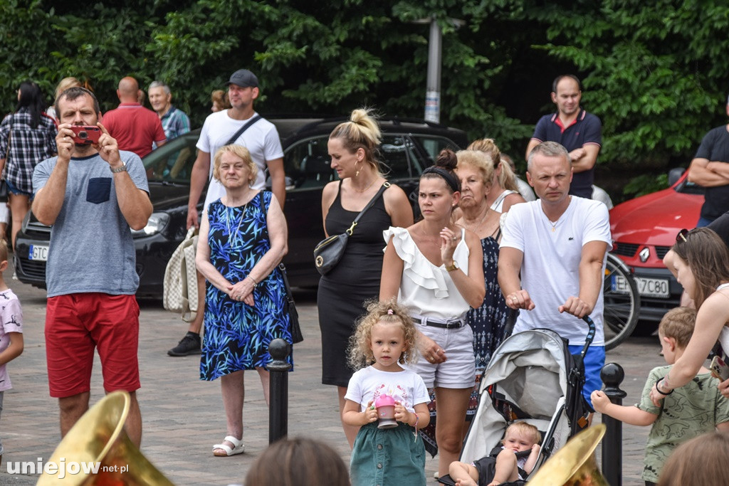 Uniejowska orkiestra zagrała przy Termach