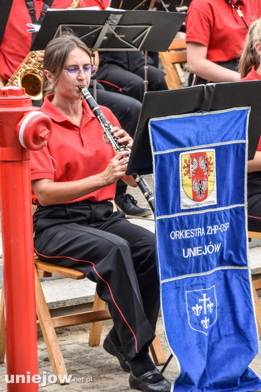 Uniejowska orkiestra zagrała przy Termach