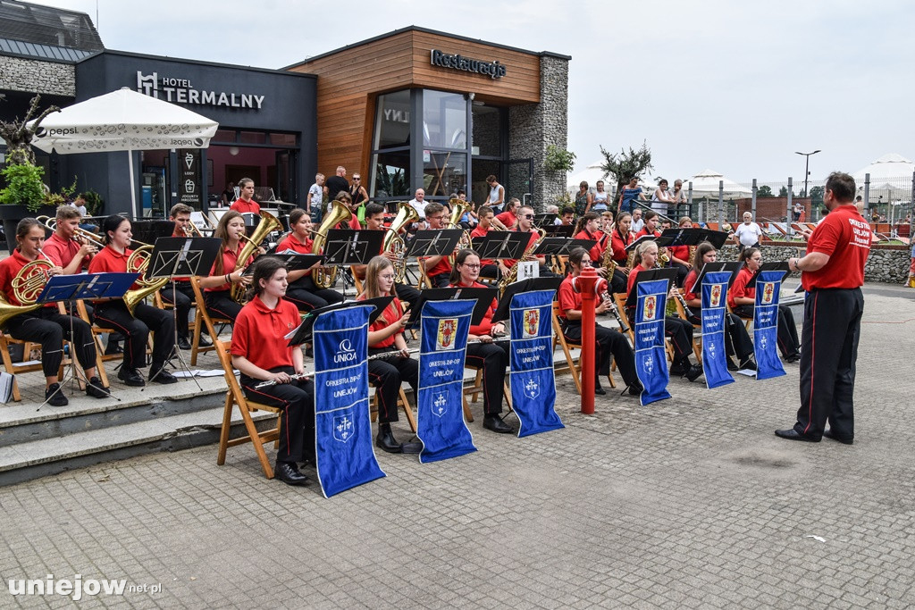 Uniejowska orkiestra zagrała przy Termach