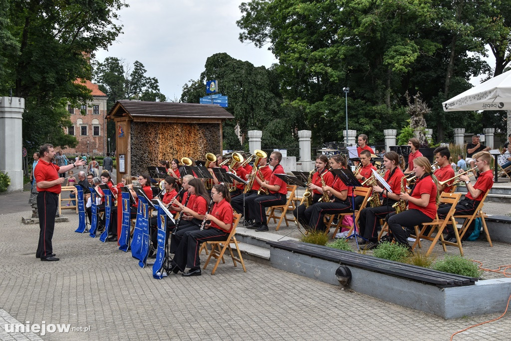 Uniejowska orkiestra zagrała przy Termach