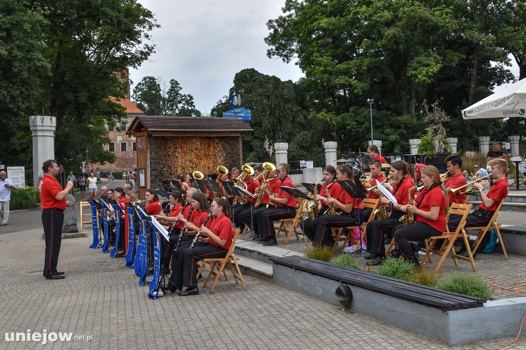 Uniejowska orkiestra zagrała przy Termach