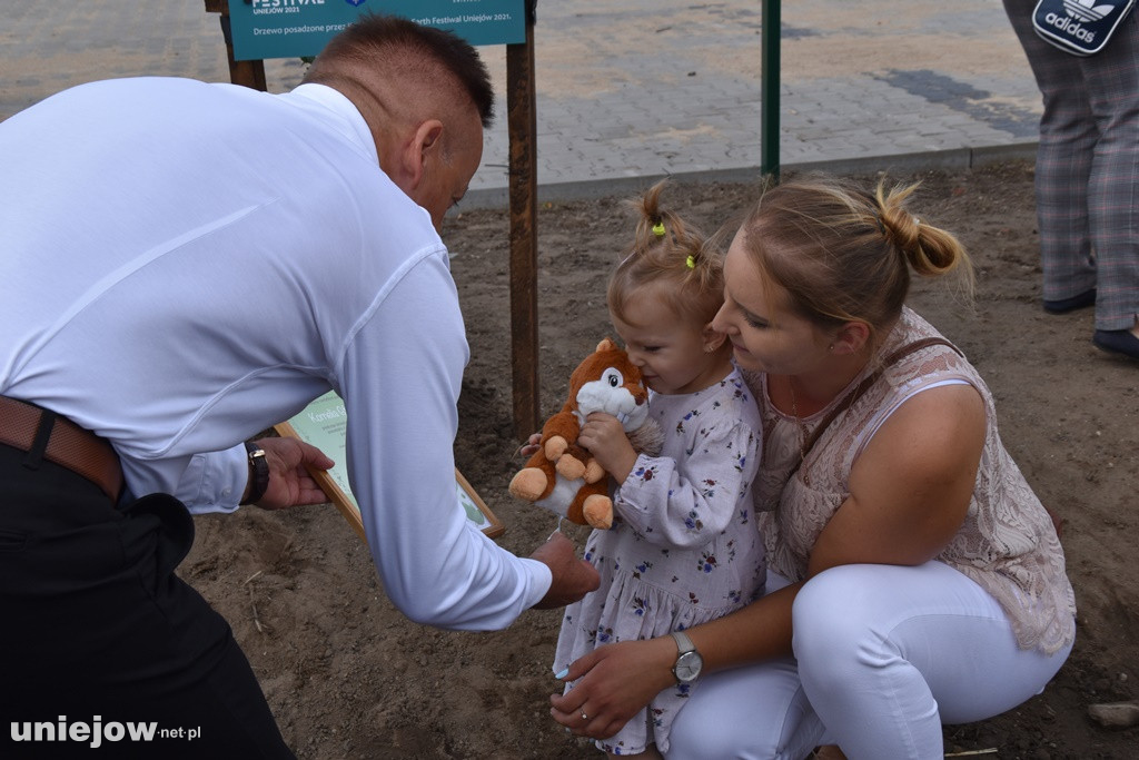 Dzieci sadziły drzewa w Uniejowie [ZDJĘCIA]
