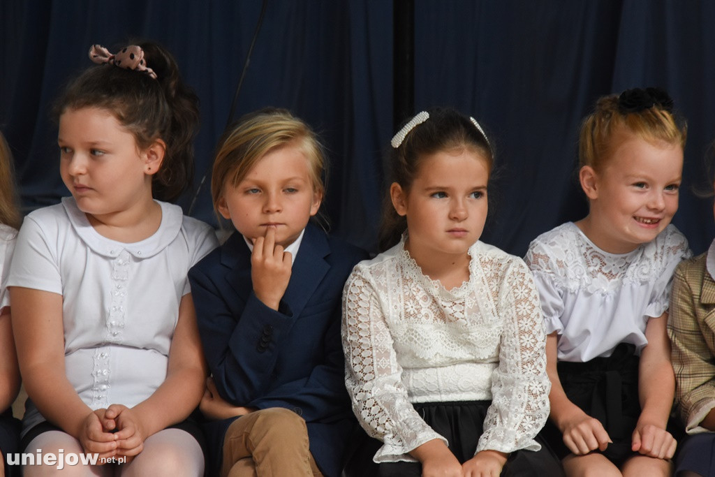 Uniejów. Pierwszaki już po ślubowaniu