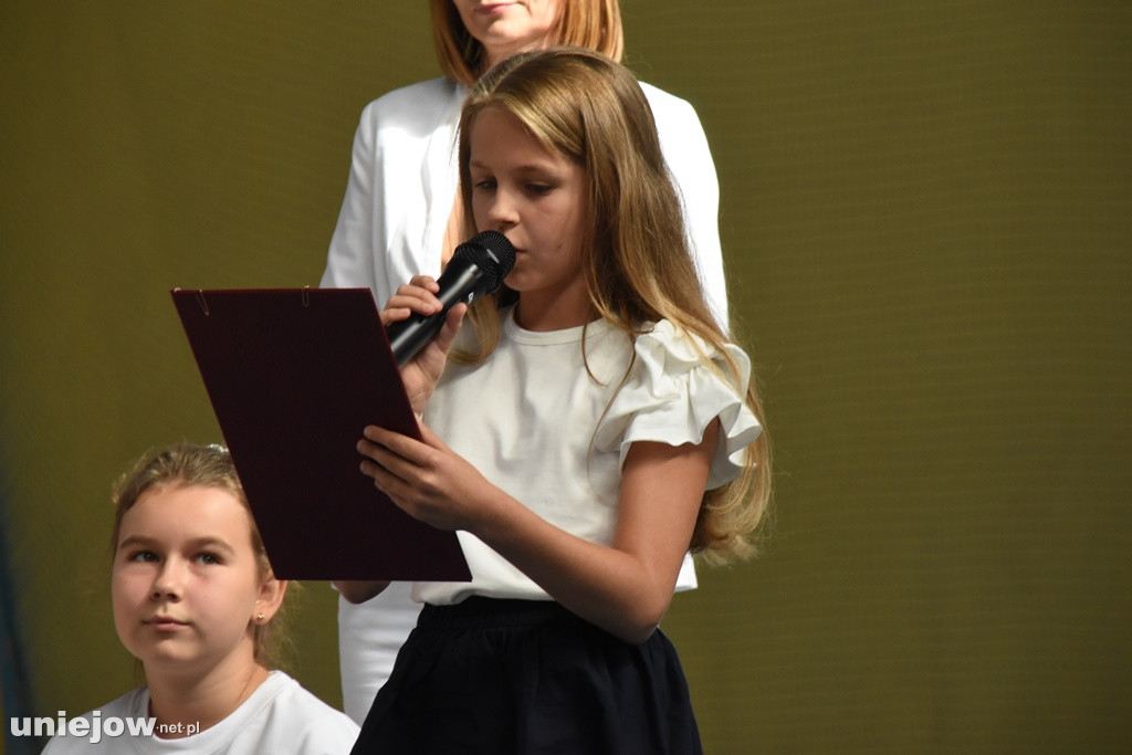 Uniejów. Pierwszaki już po ślubowaniu