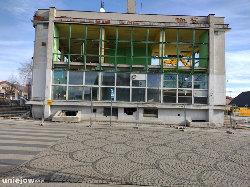 Rozbiórka poddębickiego ,,handlowca