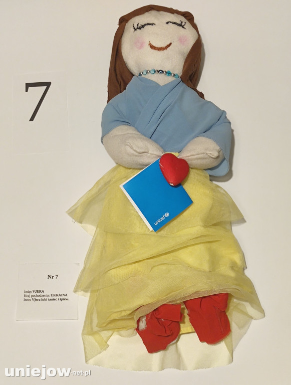 Uczniowie z Uniejowa zrobili lalki w akcji UNICEF