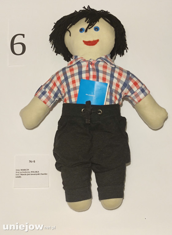 Uczniowie z Uniejowa zrobili lalki w akcji UNICEF