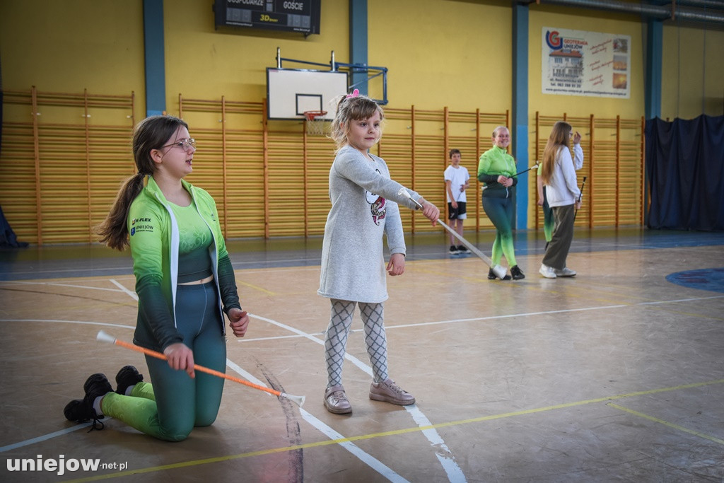 Dzieci z Ukrainy ćwiczyły z mażoretkami Driady Uniejów