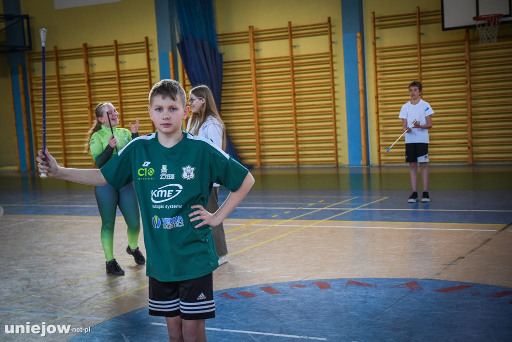 Dzieci z Ukrainy ćwiczyły z mażoretkami Driady Uniejów