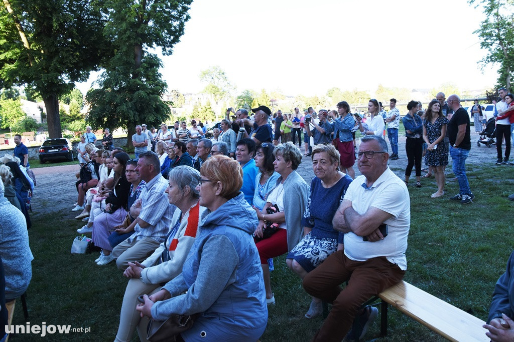 Trebunie-Tutki i soliści Uniejowskiej Grupy Wokalnej