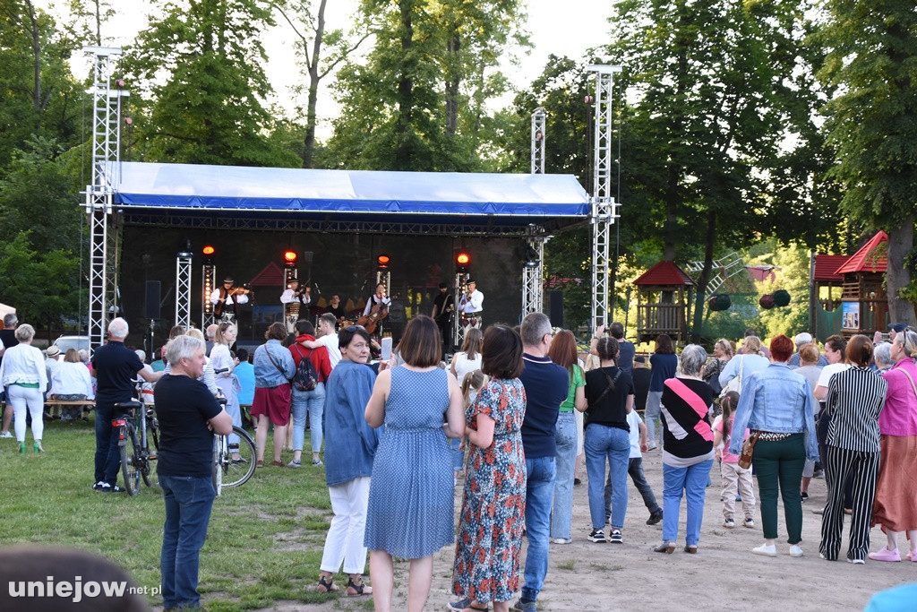 Trebunie-Tutki i soliści Uniejowskiej Grupy Wokalnej