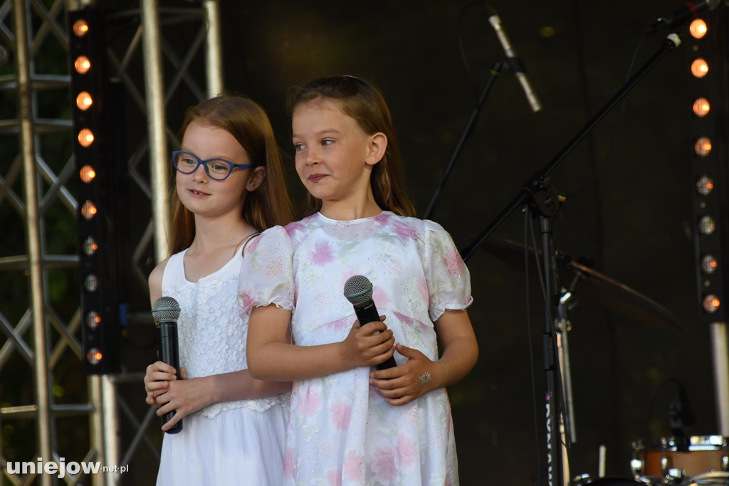 Trebunie-Tutki i soliści Uniejowskiej Grupy Wokalnej