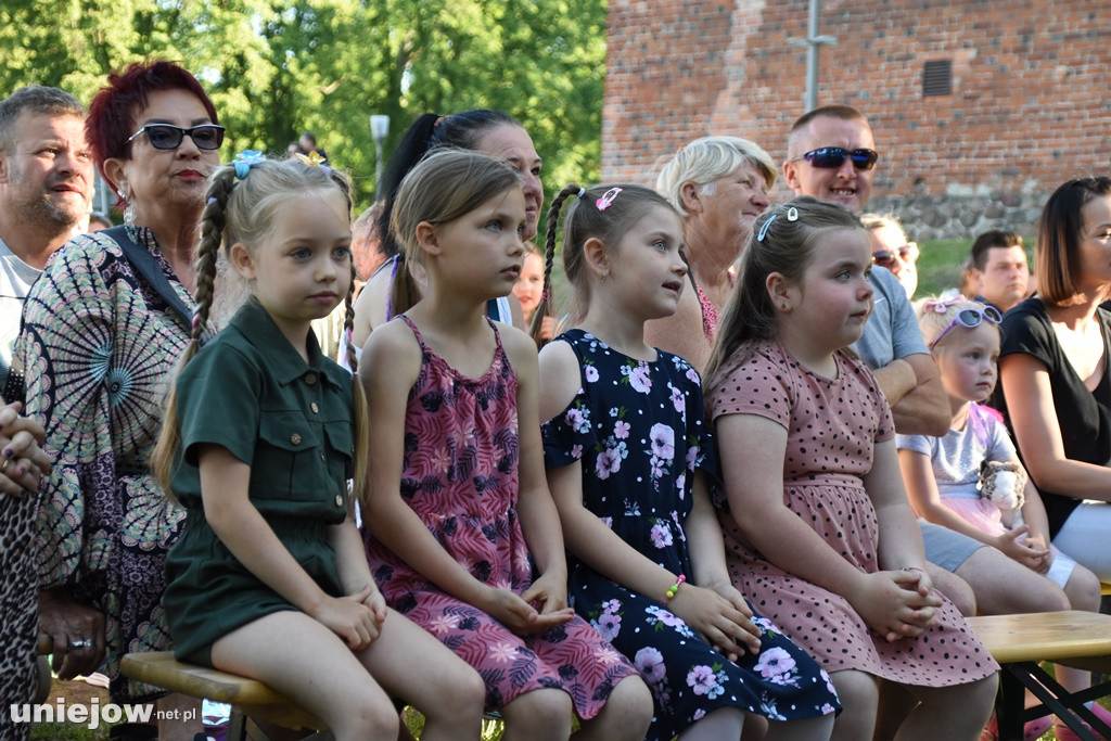 Trebunie-Tutki i soliści Uniejowskiej Grupy Wokalnej