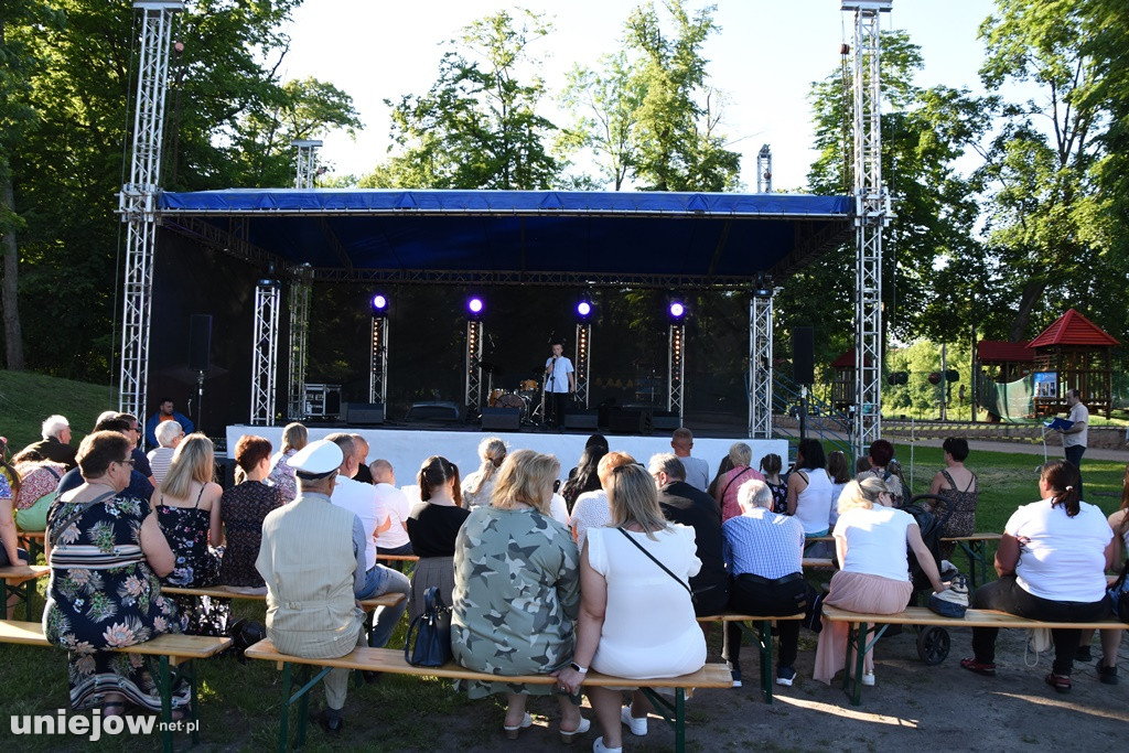 Trebunie-Tutki i soliści Uniejowskiej Grupy Wokalnej