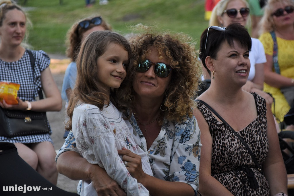 Trebunie-Tutki i soliści Uniejowskiej Grupy Wokalnej