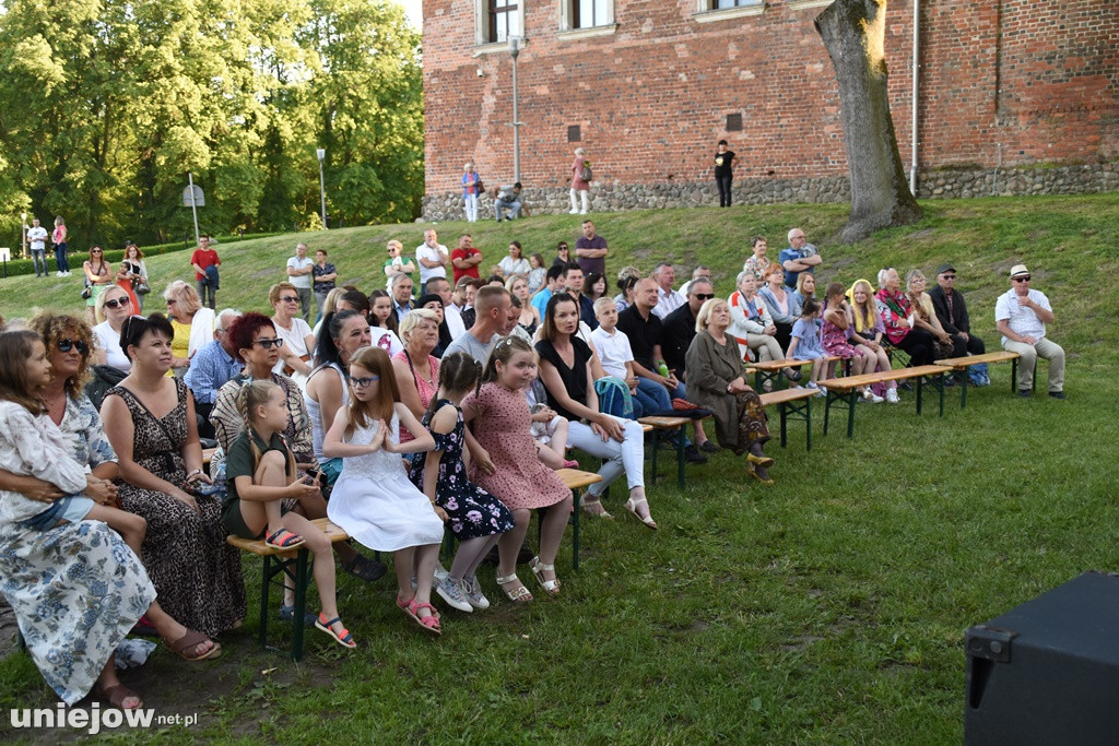 Trebunie-Tutki i soliści Uniejowskiej Grupy Wokalnej
