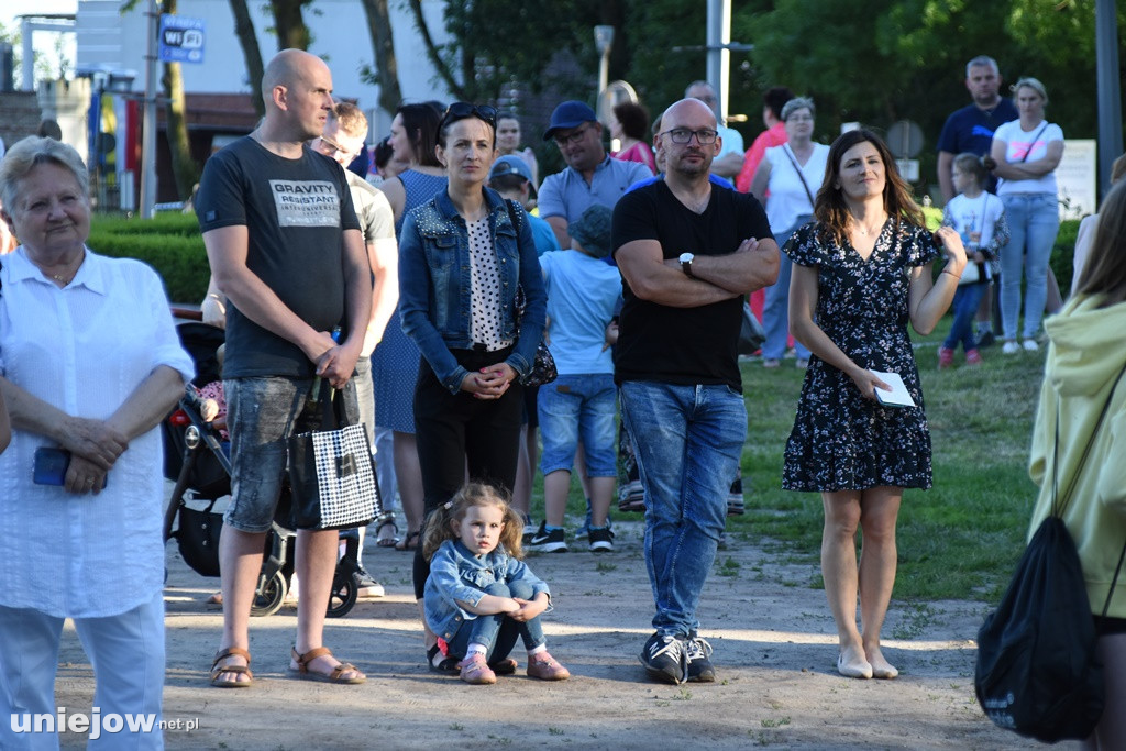 Trebunie-Tutki i soliści Uniejowskiej Grupy Wokalnej