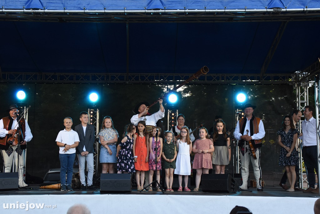 Trebunie-Tutki i soliści Uniejowskiej Grupy Wokalnej