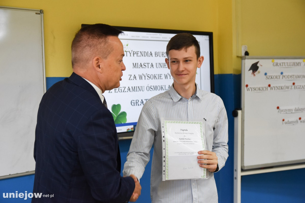 Burmistrz przyznał nagrody ósmoklasistom