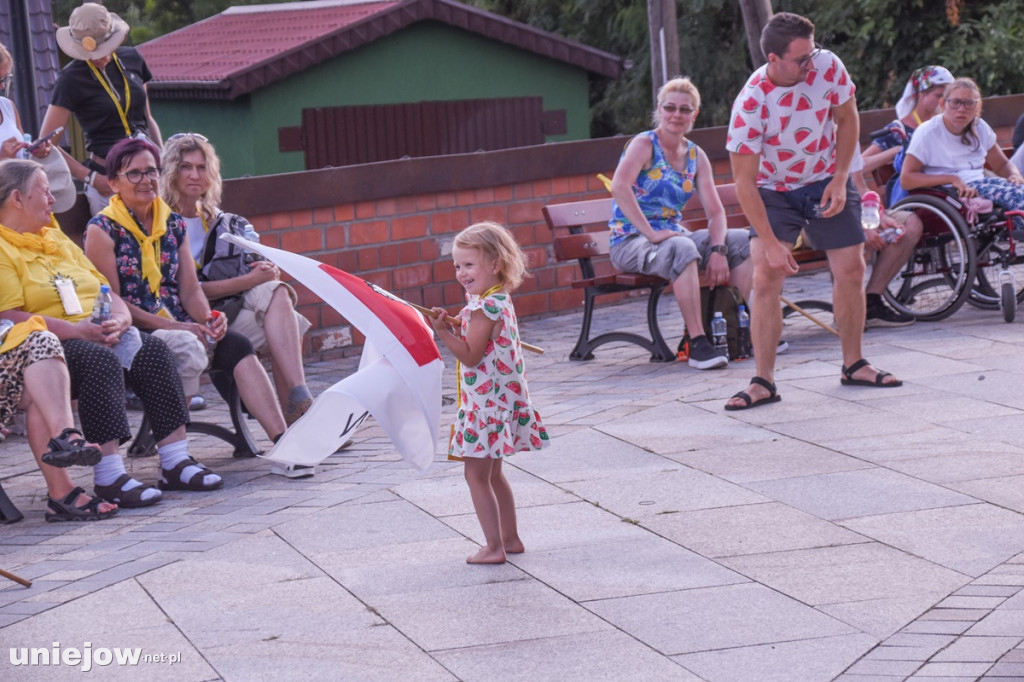 Pielrzymi z Turku i Konina przeszli przez Uniejów [2022]