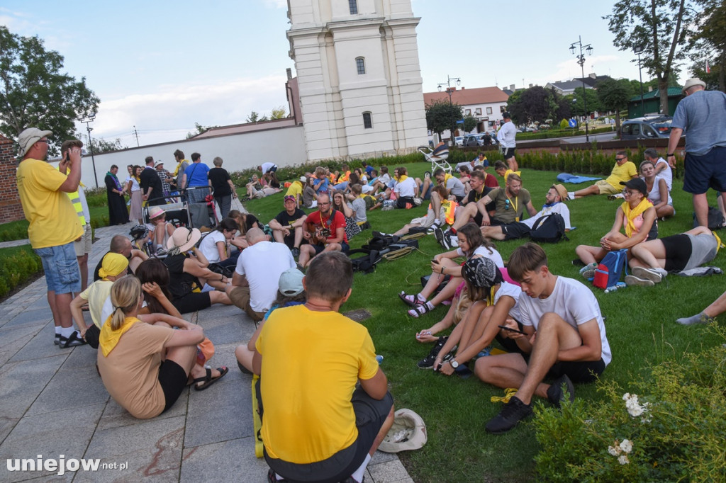 Pielrzymi z Turku i Konina przeszli przez Uniejów [2022]