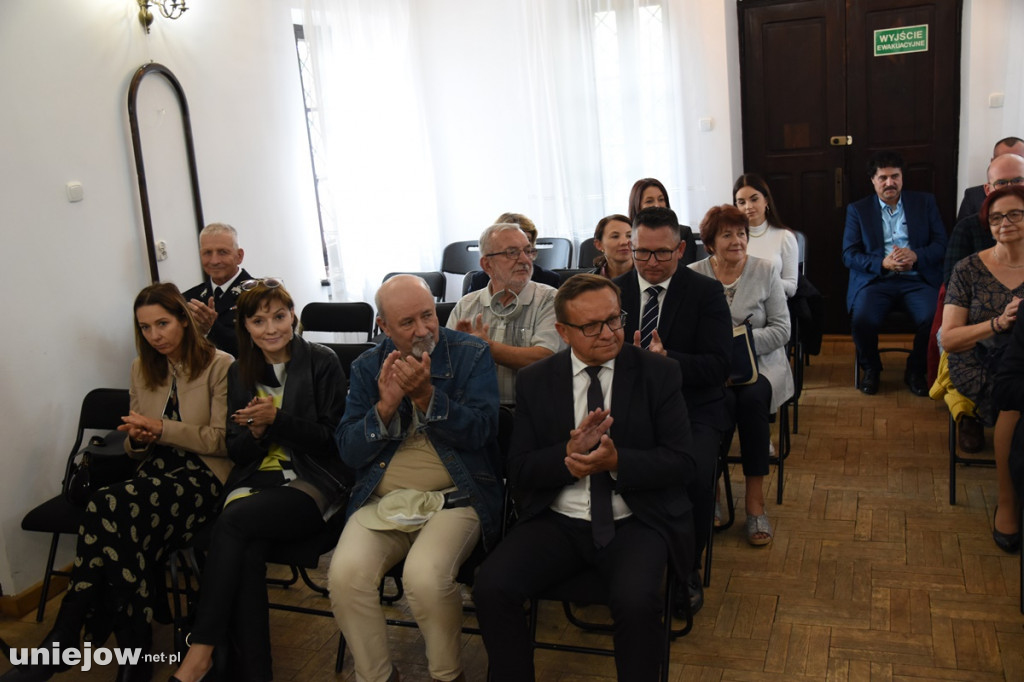 Podpisano umowę. Wkrótce ruszy rewaloryzacja dworku w Uniejowie