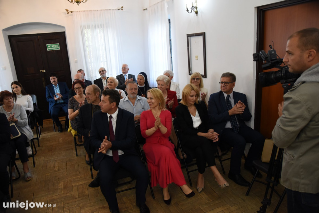 Podpisano umowę. Wkrótce ruszy rewaloryzacja dworku w Uniejowie