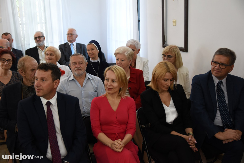 Podpisano umowę. Wkrótce ruszy rewaloryzacja dworku w Uniejowie