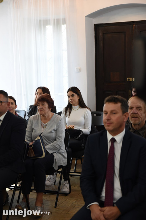 Podpisano umowę. Wkrótce ruszy rewaloryzacja dworku w Uniejowie