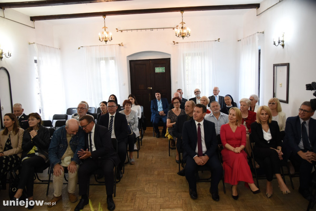 Podpisano umowę. Wkrótce ruszy rewaloryzacja dworku w Uniejowie