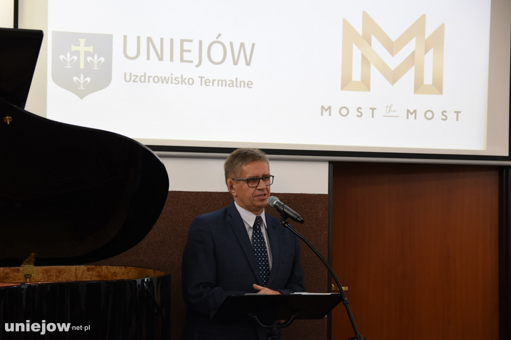 Podpisano umowę. Wkrótce ruszy rewaloryzacja dworku w Uniejowie
