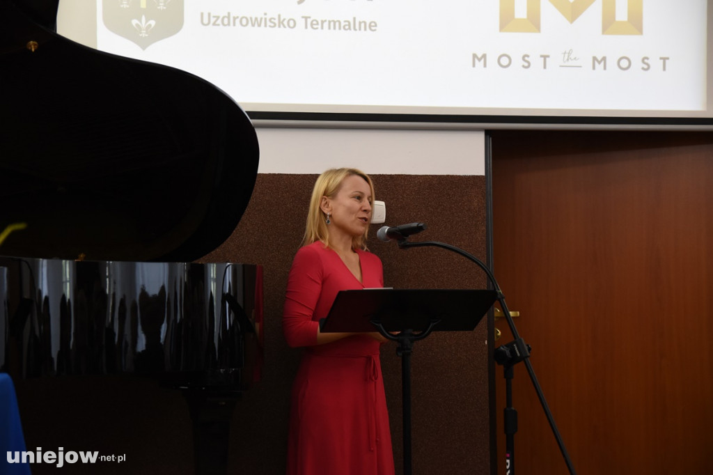 Podpisano umowę. Wkrótce ruszy rewaloryzacja dworku w Uniejowie