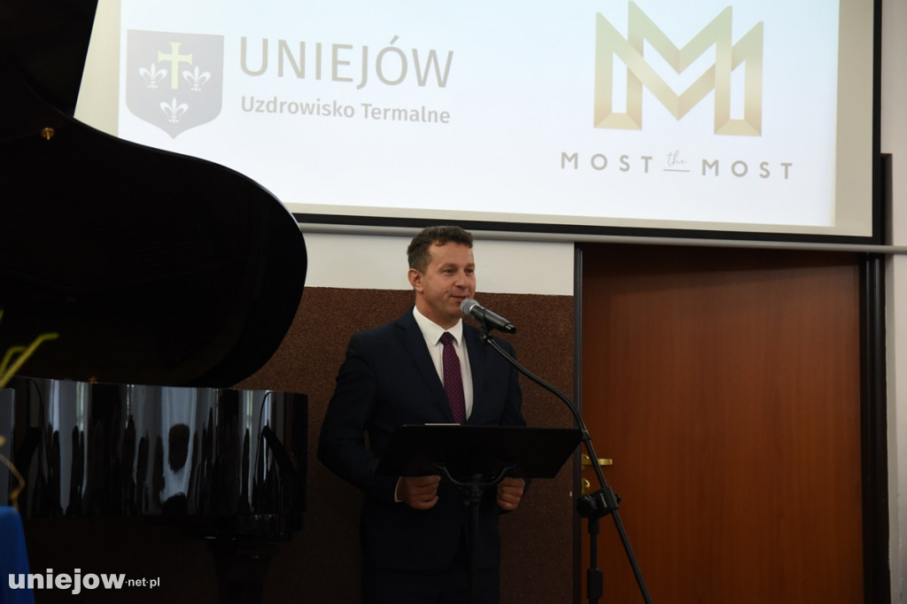 Podpisano umowę. Wkrótce ruszy rewaloryzacja dworku w Uniejowie