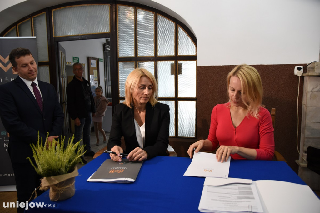 Podpisano umowę. Wkrótce ruszy rewaloryzacja dworku w Uniejowie