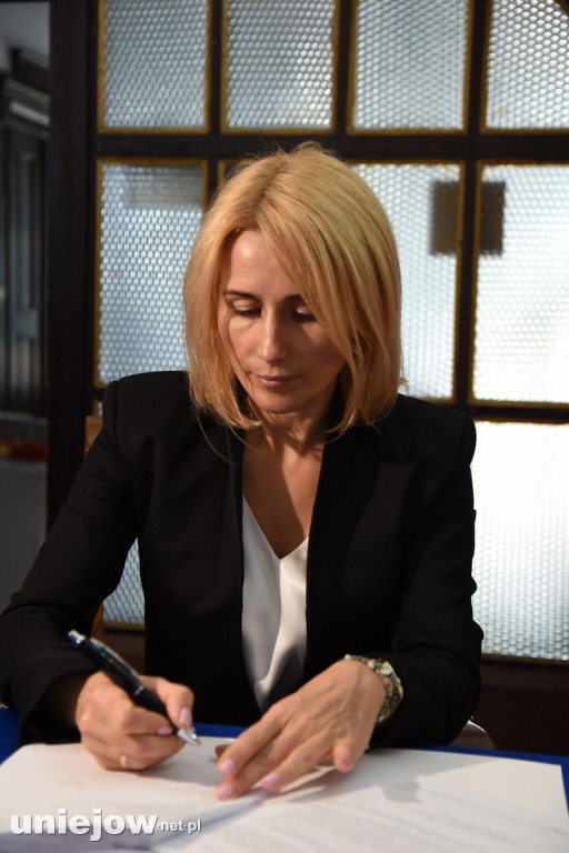 Podpisano umowę. Wkrótce ruszy rewaloryzacja dworku w Uniejowie