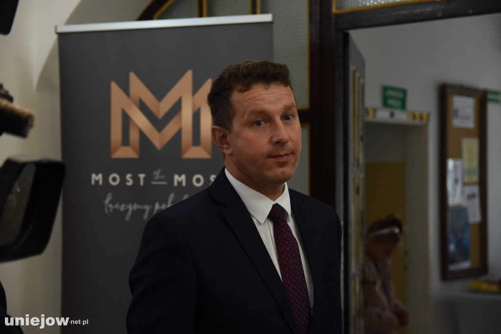 Podpisano umowę. Wkrótce ruszy rewaloryzacja dworku w Uniejowie