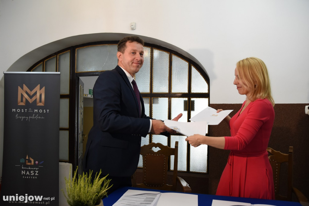Podpisano umowę. Wkrótce ruszy rewaloryzacja dworku w Uniejowie