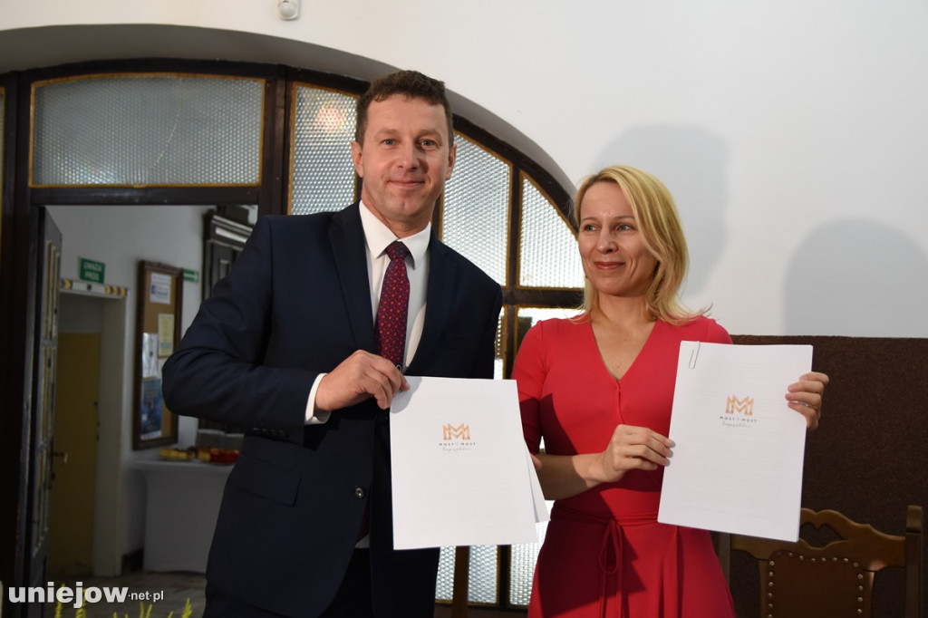 Podpisano umowę. Wkrótce ruszy rewaloryzacja dworku w Uniejowie