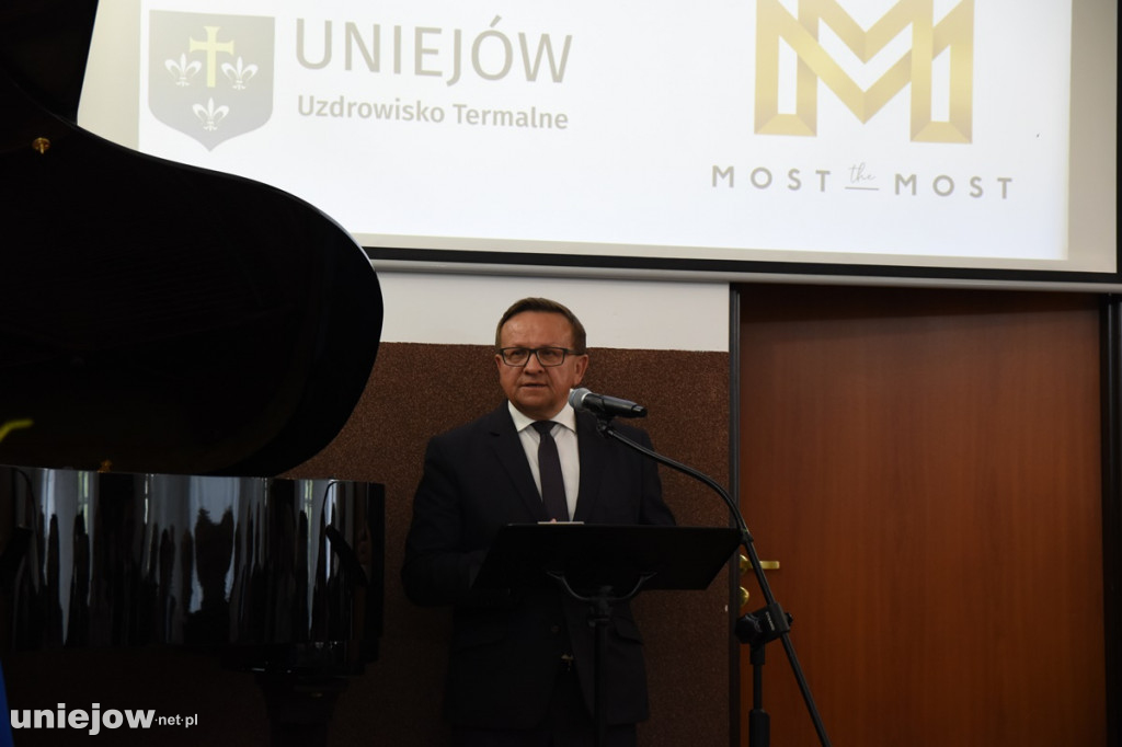 Podpisano umowę. Wkrótce ruszy rewaloryzacja dworku w Uniejowie