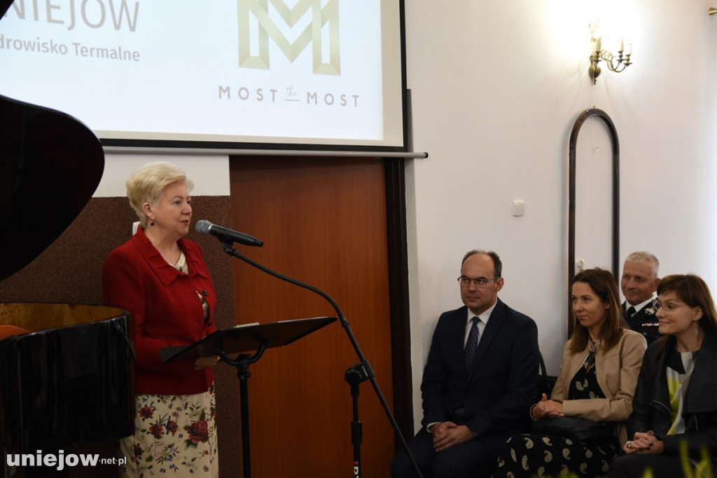 Podpisano umowę. Wkrótce ruszy rewaloryzacja dworku w Uniejowie