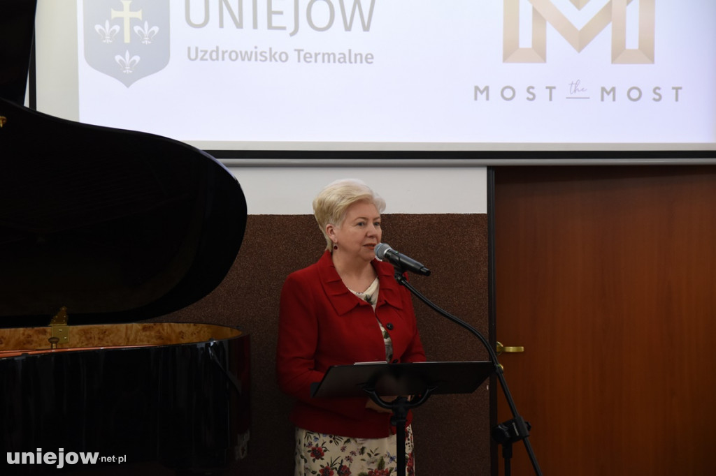 Podpisano umowę. Wkrótce ruszy rewaloryzacja dworku w Uniejowie