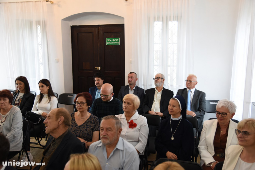 Podpisano umowę. Wkrótce ruszy rewaloryzacja dworku w Uniejowie