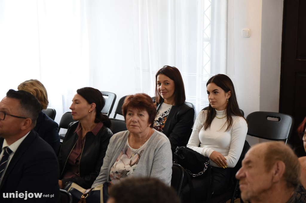Podpisano umowę. Wkrótce ruszy rewaloryzacja dworku w Uniejowie
