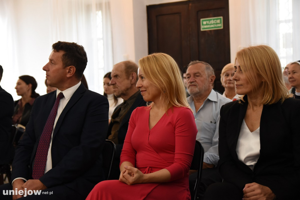 Podpisano umowę. Wkrótce ruszy rewaloryzacja dworku w Uniejowie