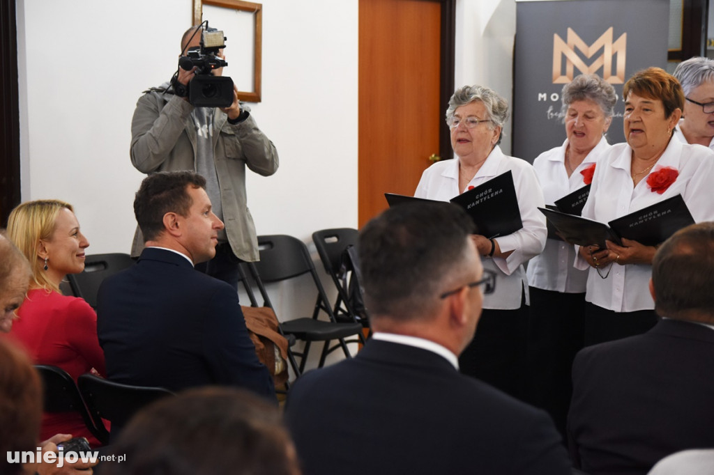 Podpisano umowę. Wkrótce ruszy rewaloryzacja dworku w Uniejowie