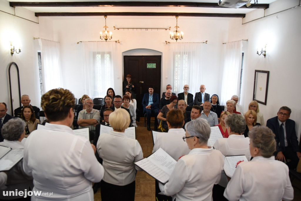 Podpisano umowę. Wkrótce ruszy rewaloryzacja dworku w Uniejowie