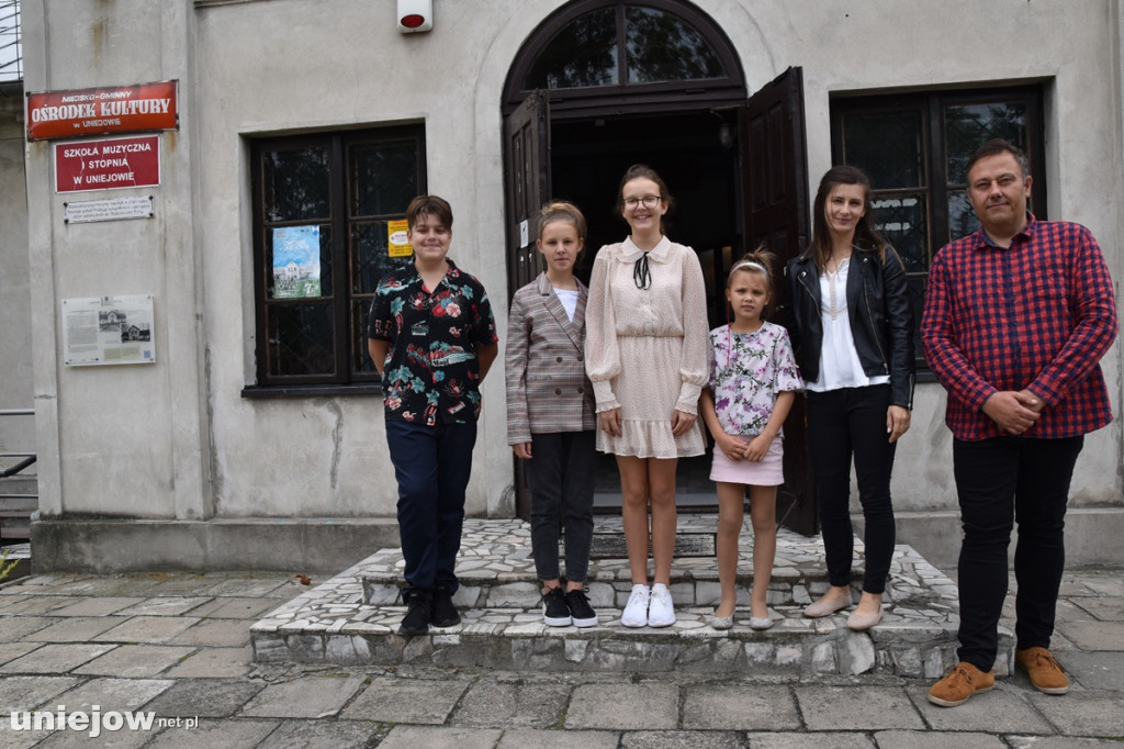 Podpisano umowę. Wkrótce ruszy rewaloryzacja dworku w Uniejowie