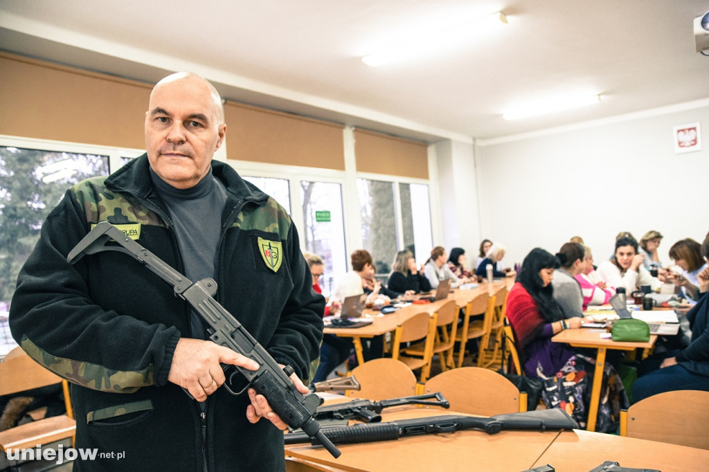 W Uniejowie szkolili nauczycieli jak reagować w przypadku zagrożenia